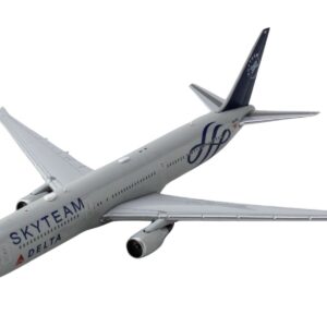 Boeing 767-400ER Commercial Aircraft “Delta Air Lines Skyteam” (N844MH) Gray Metallic with Blue Tail 1/400 Diecast Model Airplane by GeminiJets